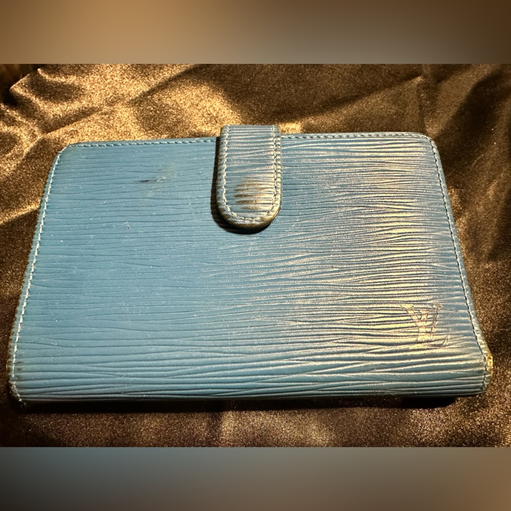 Louis Vuitton Blue EPI wallet. Kisslock coin area Authenticate. View pictures